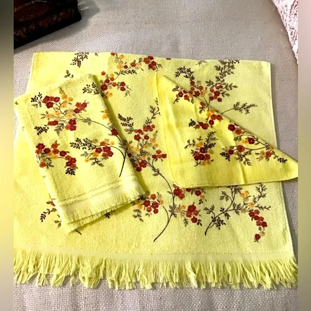 Vintage bath set . New condition
